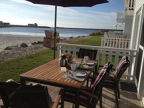 Frühstück auf der Terrasse mit Blick aufs Meer