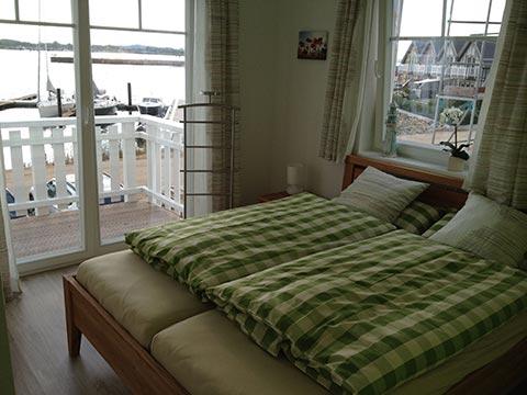 Doppelbett (Queensize), Kleiderschrank, Zugang zum Balkon